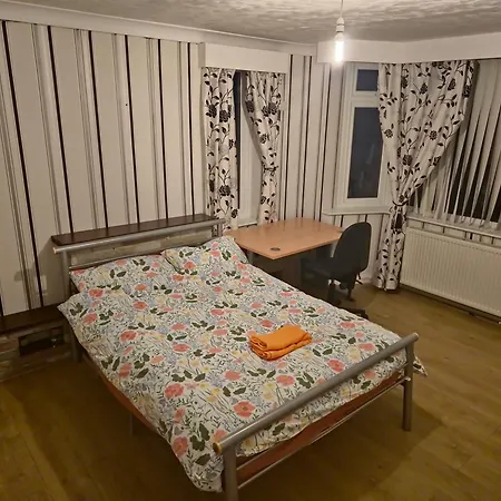Jusdor Lovely Six Bed In Filton Ferienhaus