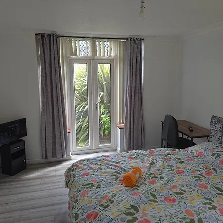 Jusdor Lovely Six Bed In Filton